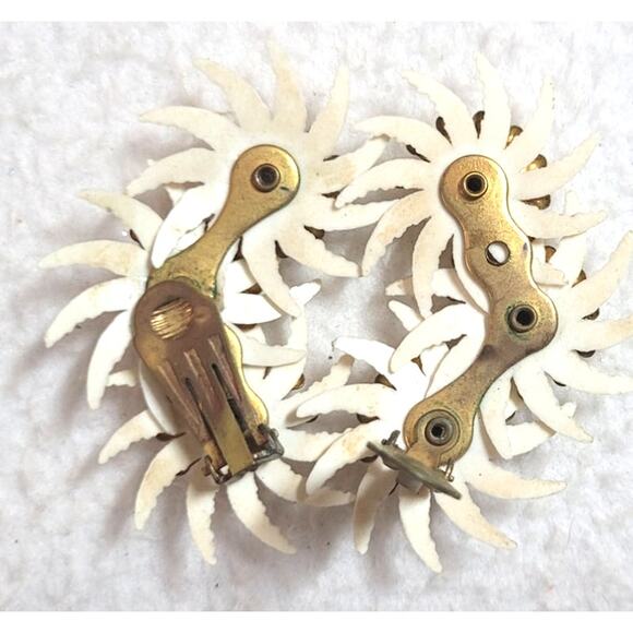 Vintage White Floral Clip On Earrings Rhinestone MCM Retro Celluloid 1940s 1950s - Picture 5 of 5